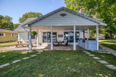 5530 Cozy Point Drive, Newaygo, MI 49337