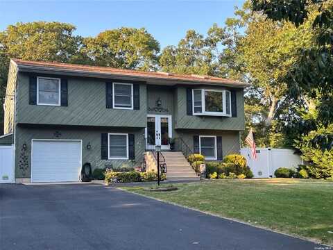 5 Huron Road, Shirley, NY 11967