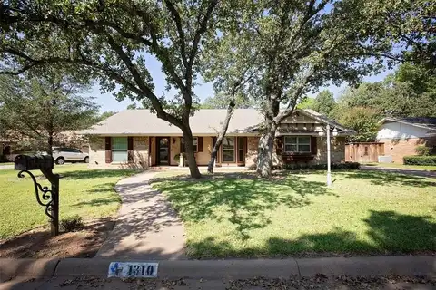 1310 Roanoake Drive, Graham, TX 76450