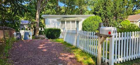 39 Oceanview Ave, Farmingville, NY 11738