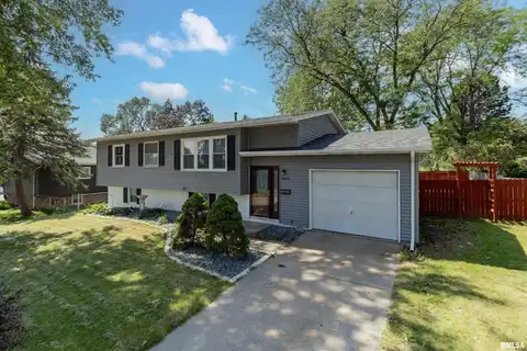 4612 CANDLELIGHT Drive, Davenport, IA 52806