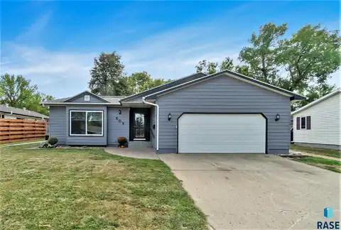 809 NW 4th St, Madison, SD 57042