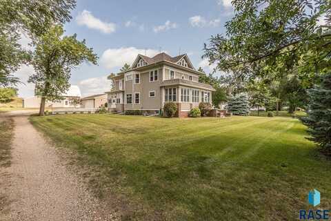 1220 NE 3rd St, Madison, SD 57042