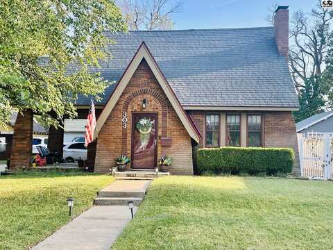 303 Crescent Blvd, Hutchinson, KS 67502