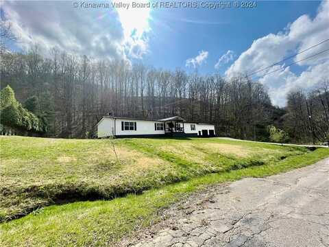 138 Anchor Drive, Chapmanville, WV 25508