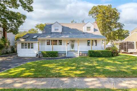 521 N Greene Avenue, Lindenhurst, NY 11757