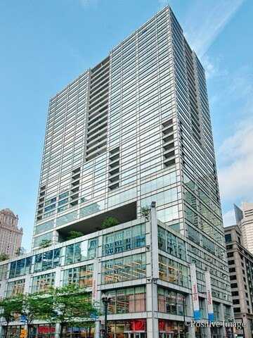 8 E RANDOLPH Street, Chicago, IL 60601