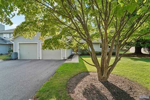 32 Erskine Court, Mahwah, NJ 07430