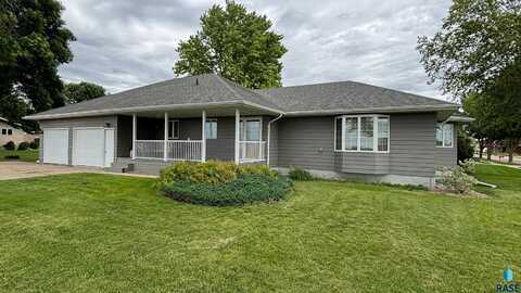 220 S Cleveland St, Lennox, SD 57039