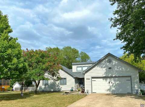 3308 SW Abbey Dr, Topeka, KS 66614