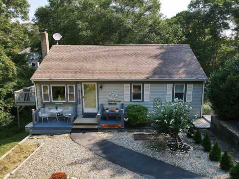 35 Mohican Avenue, Mashpee, MA 02649