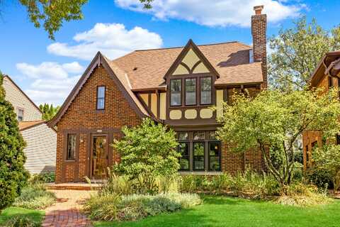 4848 N Woodburn St, Whitefish Bay, WI 53217