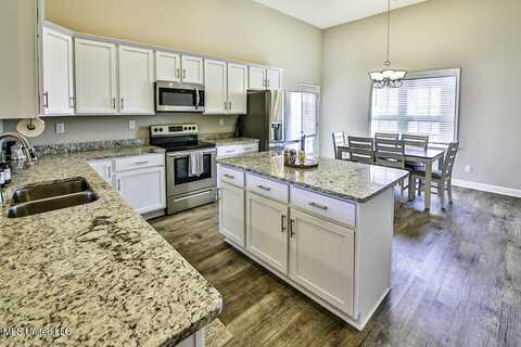 9165 S Lakeside Circle, Walls, MS 38680