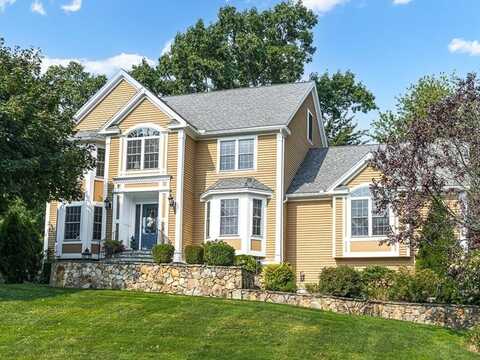 4 Boxwood Cir, Dracut, MA 01826