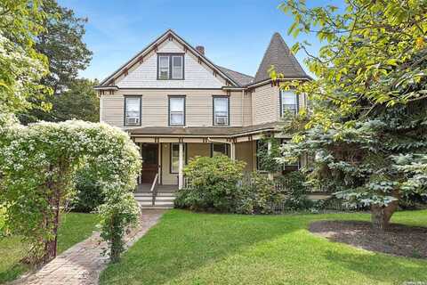 151 Bay Avenue, Greenport, NY 11944