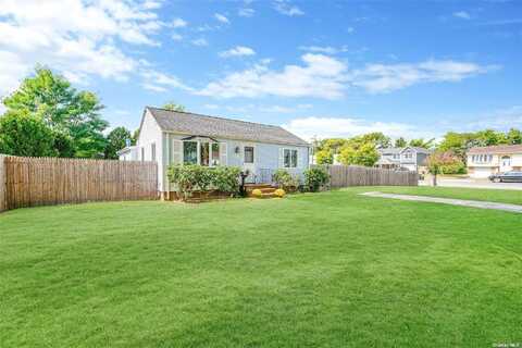 30 Brook Place, East Islip, NY 11730