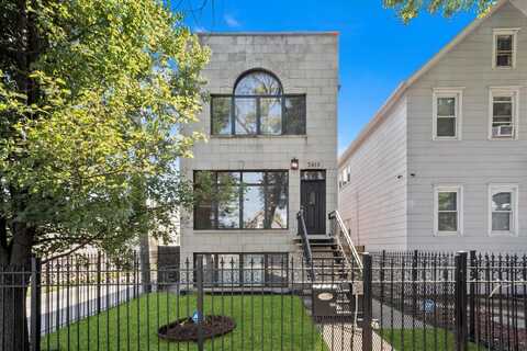 2415 W Palmer Street, Chicago, IL 60647