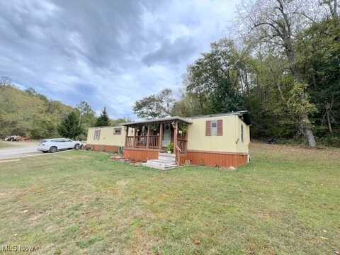 593 Barnhill Road SE, New Philadelphia, OH 44663