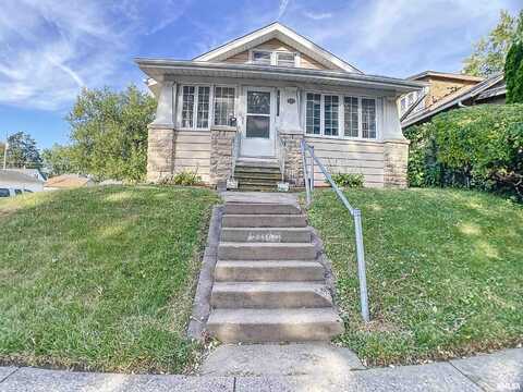 2402 DAVIE Street, Davenport, IA 52804