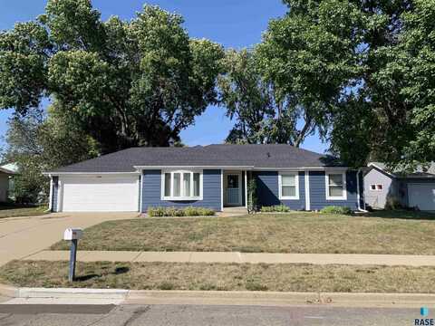 1304 E Crestview Dr, Sioux Falls, SD 57103