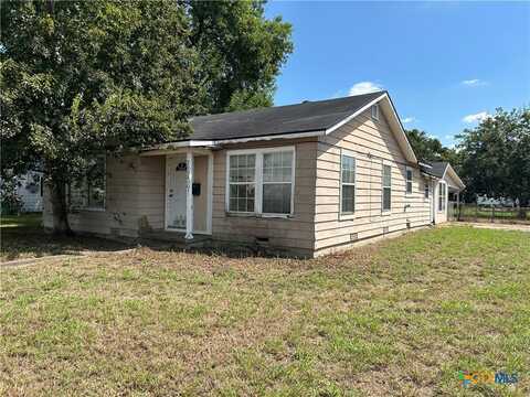 2001 Wildwood, Victoria, TX 77901