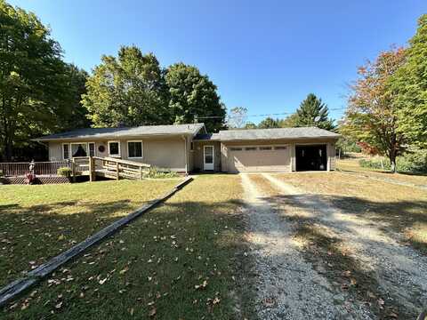 2833 S Deer Lake Road, Reed City, MI 49677