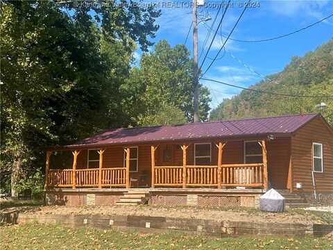 462 Adams Road, Julian, WV 25529