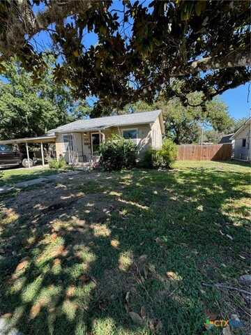 952 E Cedar Street, Seguin, TX 78155