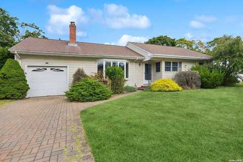 8 Linda Lane, Hampton Bays, NY 11946