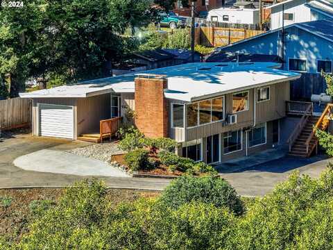 930 W 10TH ST, Coquille, OR 97423