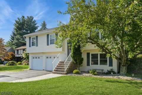 9 Village Ct, Flemington, NJ 08822