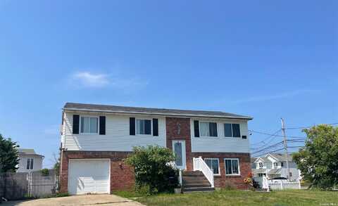 4 Bay Place, Lindenhurst, NY 11757