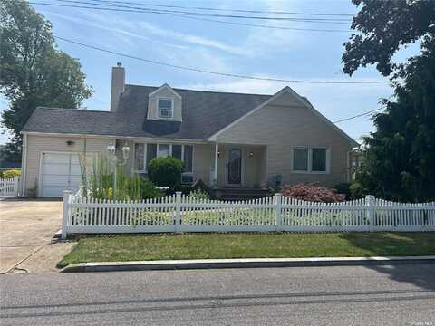 84 Merritt Street, Lindenhurst, NY 11757