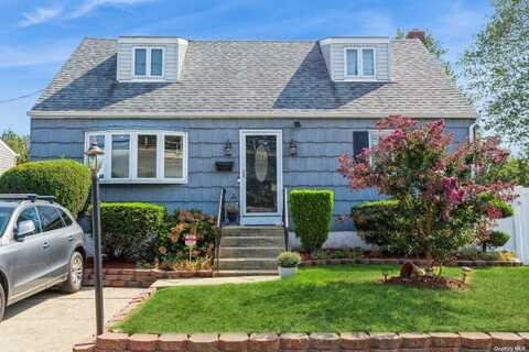 221 E Hoffman Avenue, Lindenhurst, NY 11757