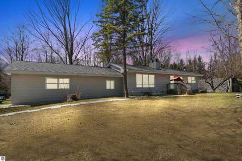 8376 27 Road, Cadillac, MI 49601