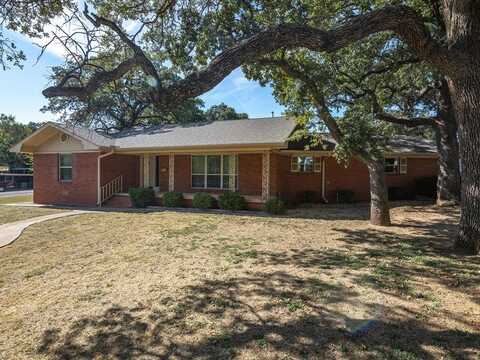 900 Lowrie Street, Bowie, TX 76230