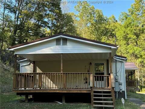 3517 Heizer Creek Road, Poca, WV 25159