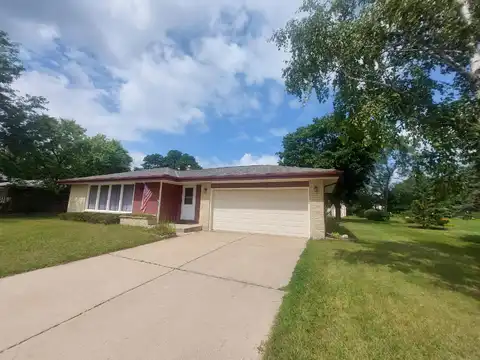 1232 Dorchester Dr, Oconomowoc, WI 53066