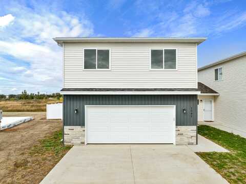 1541 47th Loop SE, Minot, ND 58701