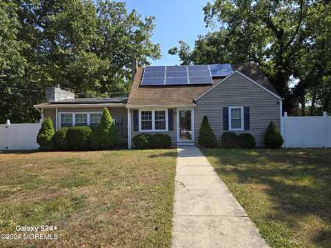 16 Oak Ridge Parkway, Toms River, NJ 08755