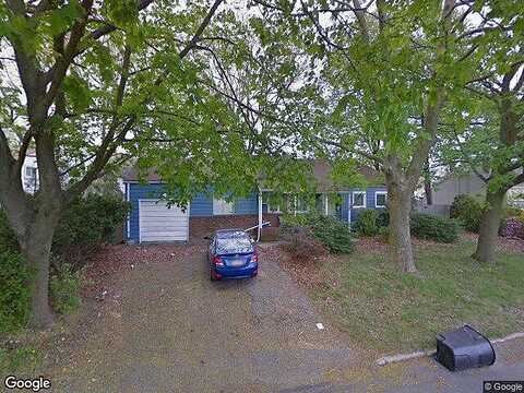 Oakwood Rd, HUNTINGTON STATION, NY 11746