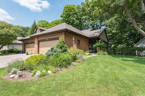 2067 N Cross Creek Drive SE, Grand Rapids, MI 49508