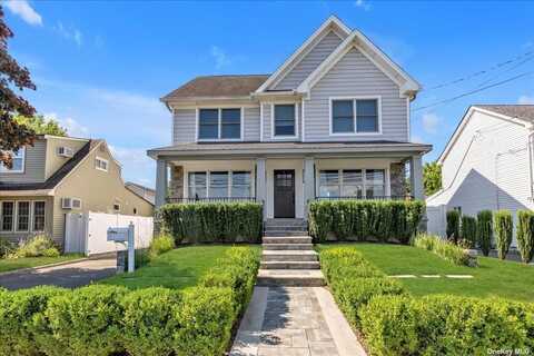 89 W Cortland Avenue, Oceanside, NY 11572