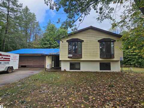 1805 E 34 Road, Cadillac, MI 49601