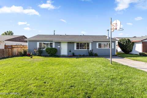 303 W 9th St, Wapato, WA 98951