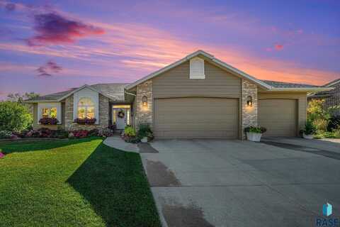 404 N Riverwood Cir, Brandon, SD 57005