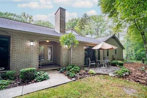 1261 WOODCREST Circle, Bloomfield Hills, MI 48304