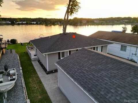 8318 WOODLAND SHORE Drive, Brighton, MI 48114