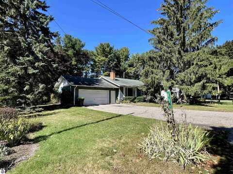 504 S Grand Avenue, Leland, MI 49654