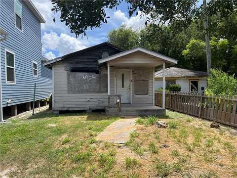 814 Mesquite Street, Robstown, TX 78380